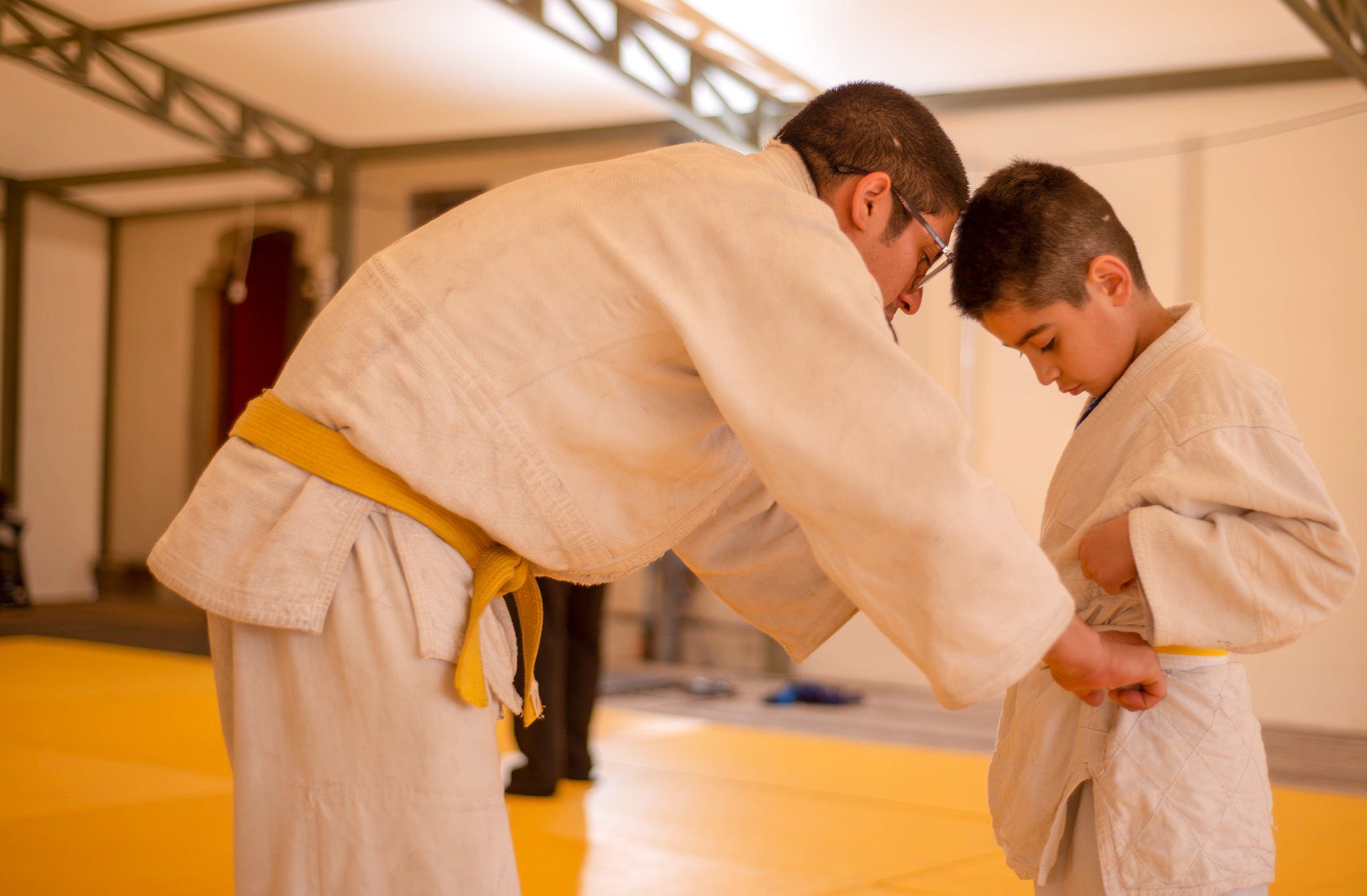 Instructor dialogando con niño con cariño