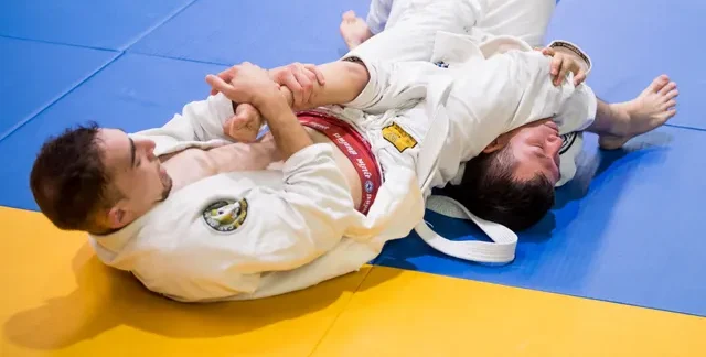 Adultos practicando Jiu Jitsu Brasileño