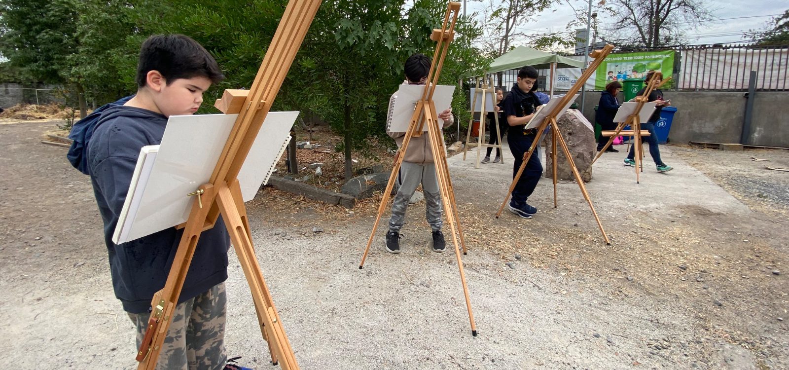 Niña pintando taller de arte
