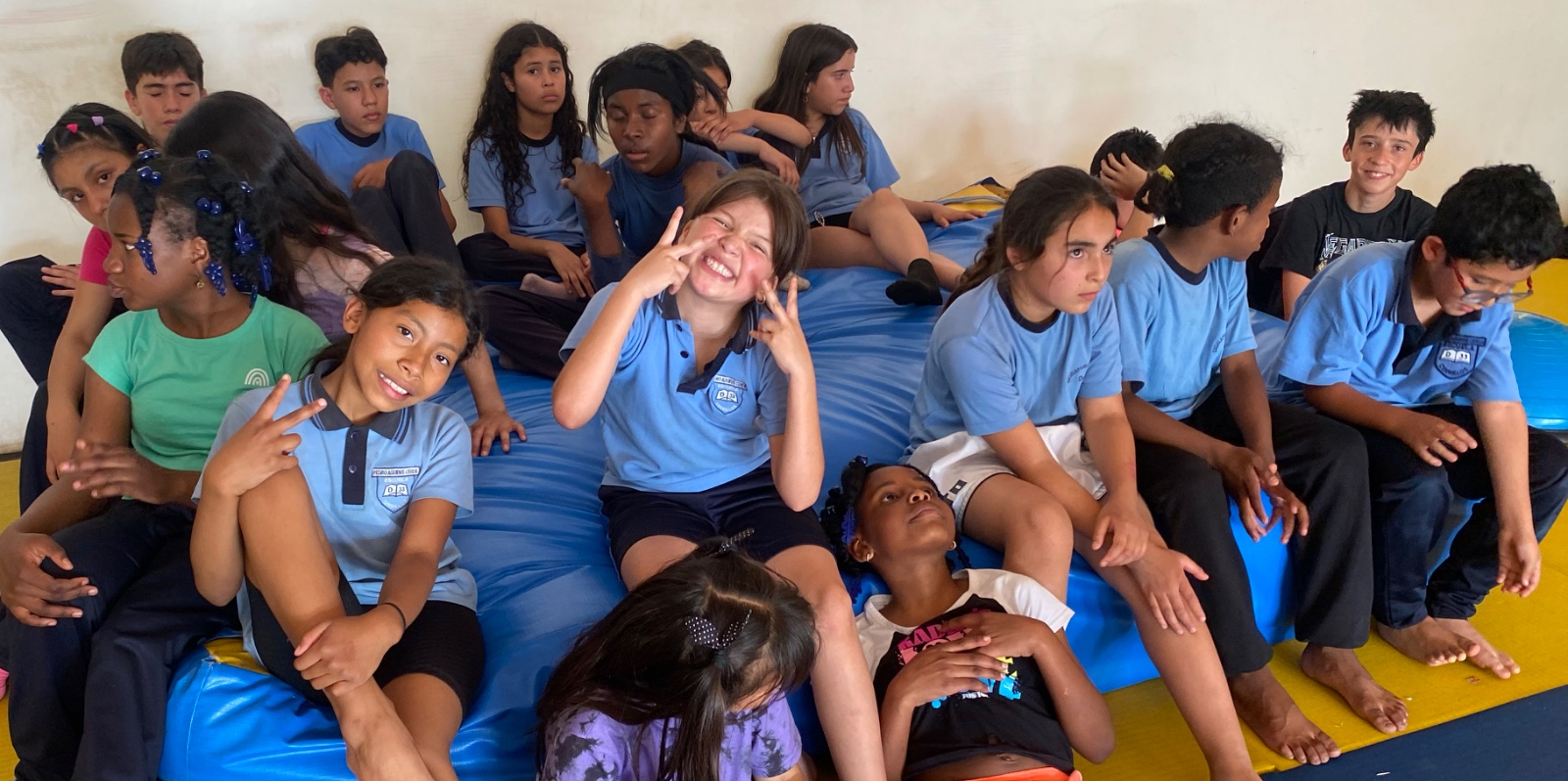 Niños diversos jugando